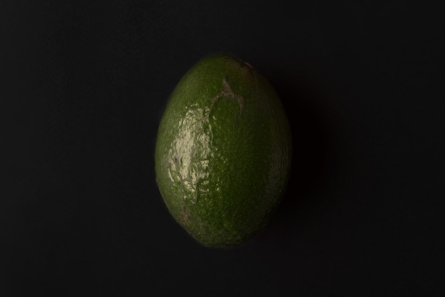 Avocado maturo isolato sopra il nero