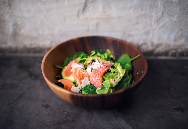 Avocado salmone insalata cibo sano in stile rustico