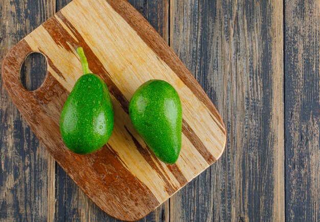 Avocado su tagliere di legno e. disteso.