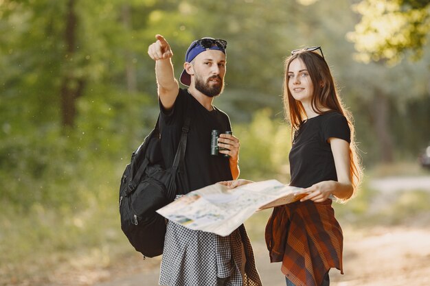 Avventura, viaggi, turismo, escursione e concetto di persone. Coppia in una foresta.