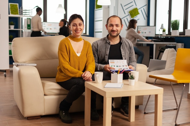 Avvia il lavoro di squadra dell'azienda parlando durante la riunione video seduto sul divano ad ascoltare e spiegare la strategia del team del manager remoto