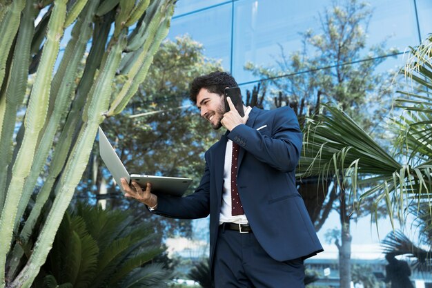 Avvocato di angolo basso che parla sul telefono