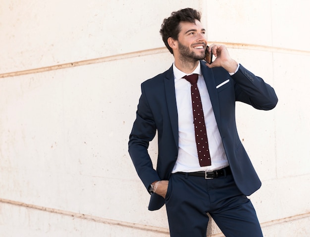 Avvocato di smiley di tiro medio parlando al telefono