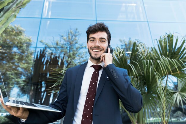 Avvocato di smiley di vista frontale che guarda l'obbiettivo