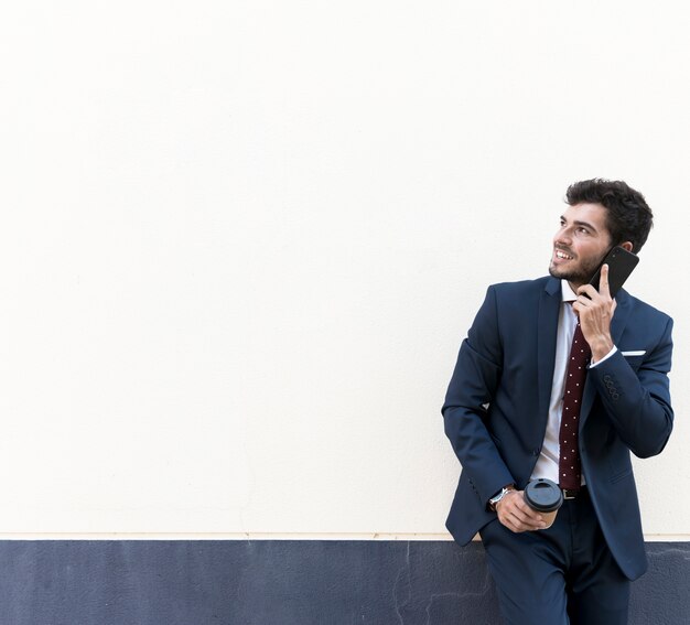 Avvocato di vista frontale con distogliere lo sguardo del telefono