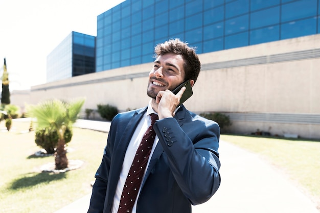 Avvocato di vista laterale che parla al telefono