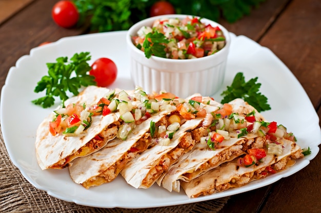 Avvolgimento di quesadilla messicana con pollo, mais, peperoni e salsa