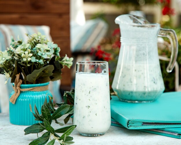 Ayran con erbe e fiori