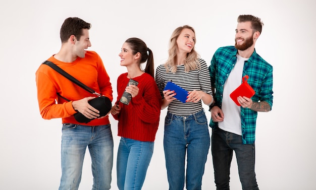 Azienda giovane hipster di amici che si divertono insieme sorridenti ascoltando musica su altoparlanti wireless