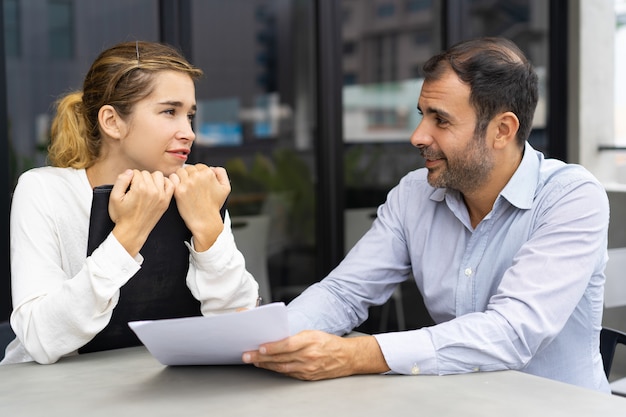 Azienda leader e il suo assistente femminile discutendo compiti