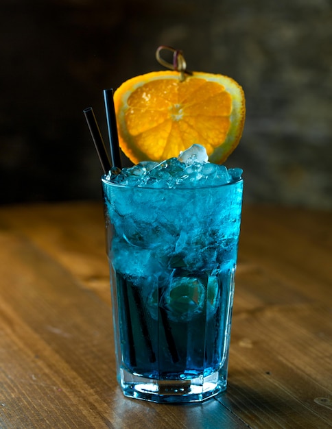 Azure cocktail sul tavolo