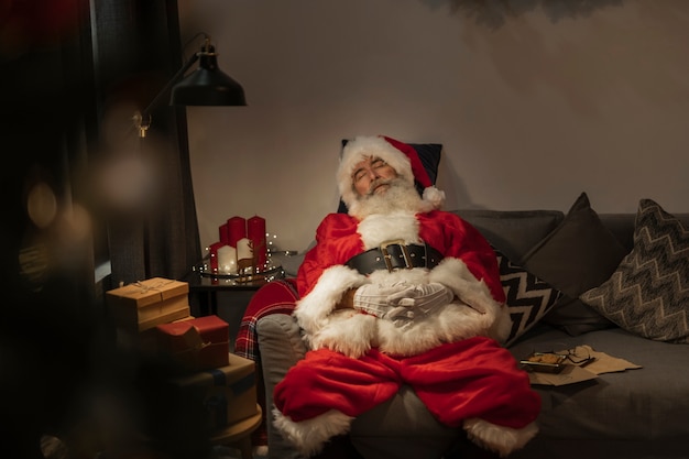 Babbo Natale anziano che dorme sul divano