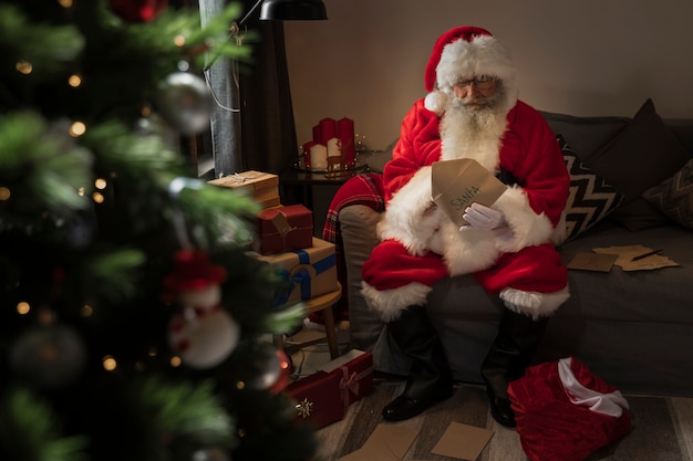 Babbo Natale aprendo una lettera da un bambino