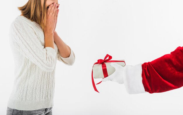 Babbo Natale che dà regalo alla giovane donna