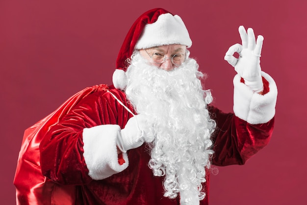 Babbo Natale con il sacco che mostra gesto va bene