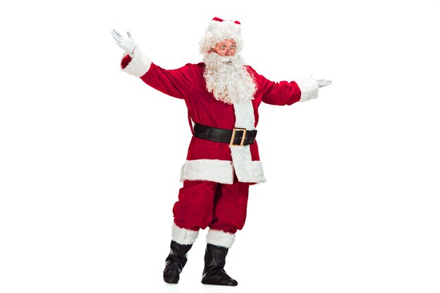 Babbo Natale con una lussuosa barba bianca, cappello di Babbo Natale e un costume rosso isolato su uno sfondo bianco