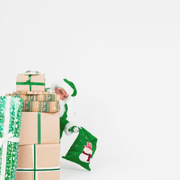 Babbo Natale guardando fuori da scatole regalo