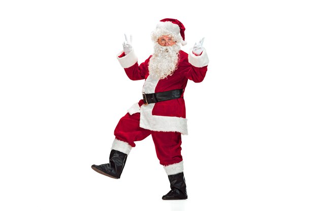 Babbo Natale in costume rosso isolato su bianco