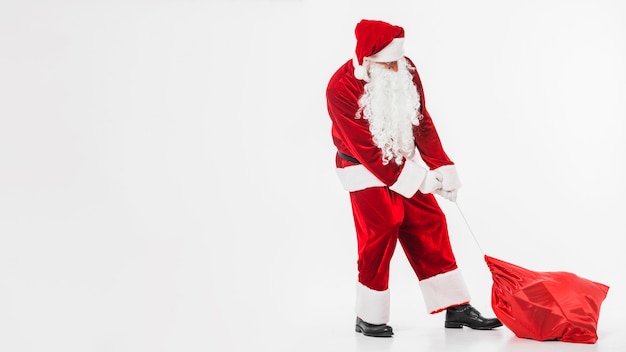 Babbo Natale in rosso tirando un sacco di regali