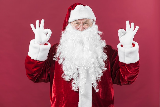 Babbo Natale in vetri che mostrano i gesti bene