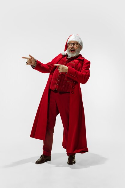 Babbo Natale moderno ed elegante in abito rosso alla moda isolato su bianco