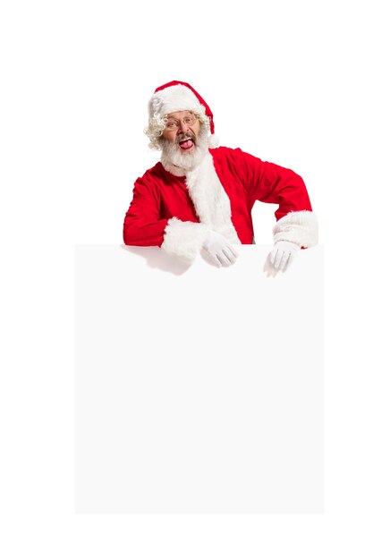 Babbo Natale sorpreso felice che indica sulla bandiera in bianco della pubblicità con lo spazio della copia