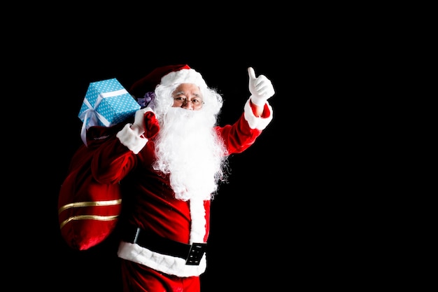 Babbo Natale tradizionale felice isolato su priorità bassa