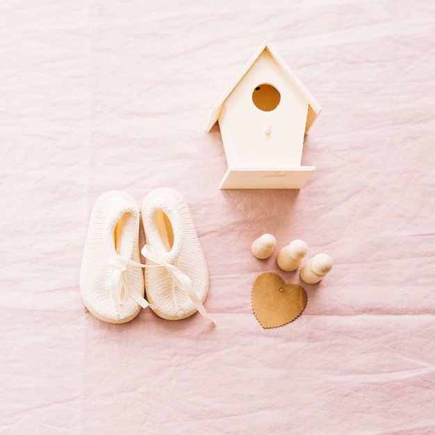 Baby-scarpe e piccola casa