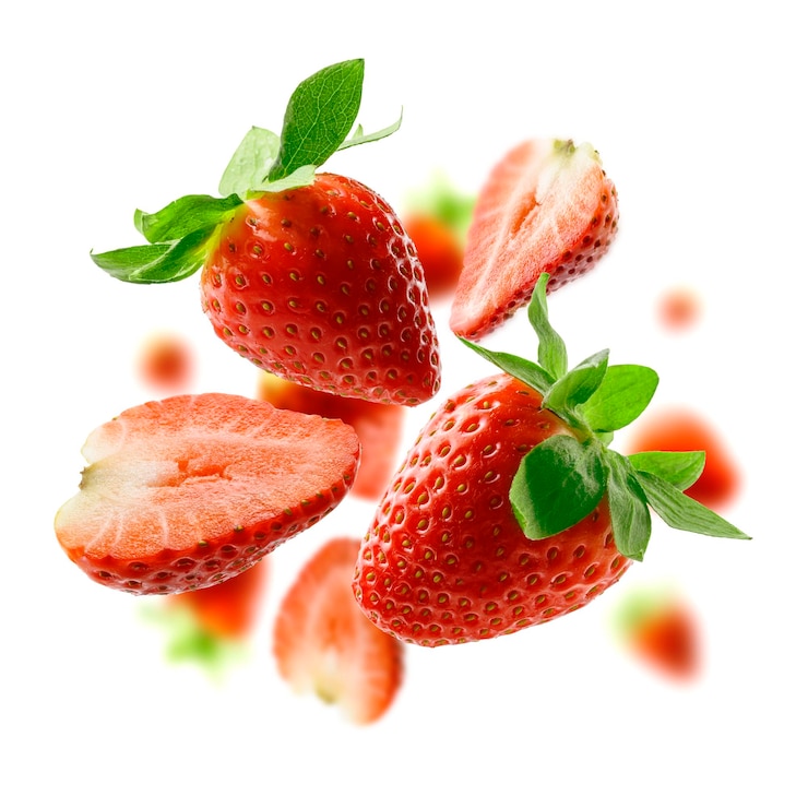 Foto gratuito bacca di fragola che levita su uno sfondo bianco