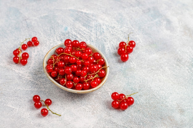 Bacche di ribes in una ciotola