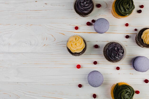 Bacche vicino amaretti e muffin