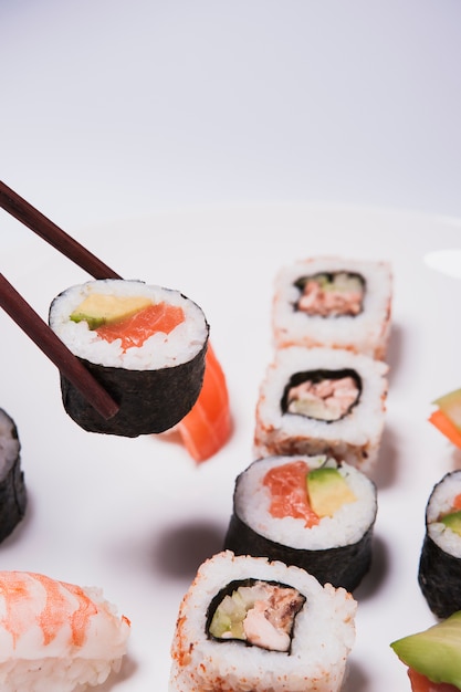 Bacchette prendendo sushi dal set