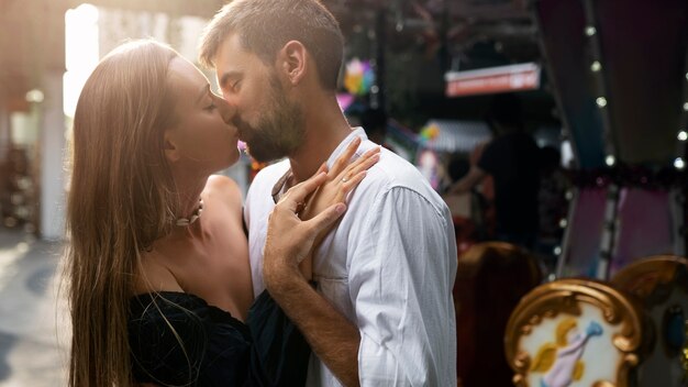 Baciare delle coppie romantiche di vista laterale