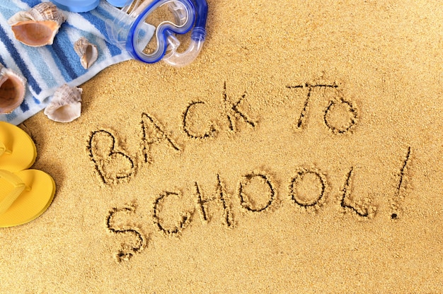 Back To School scritto su una spiaggia