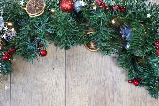 Backgrund di Natale con l&#39;albero di abete e decorazioni su fondo di legno chiaro