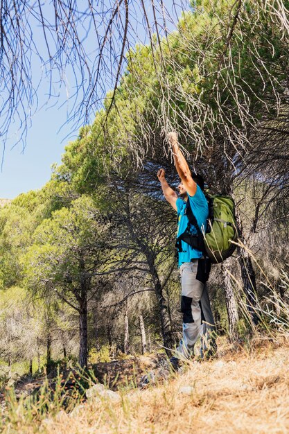 Backpacker alzando le mani verso il cielo