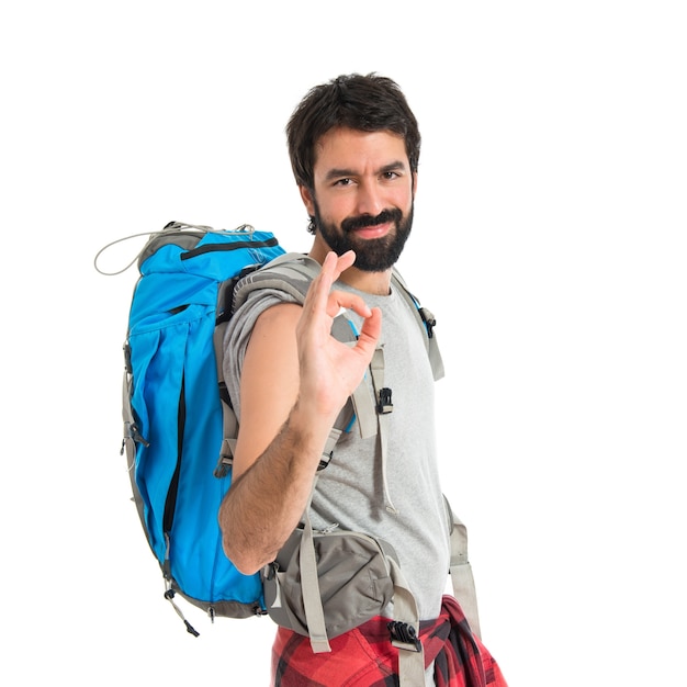 Backpacker che fa Ok segno su sfondo bianco