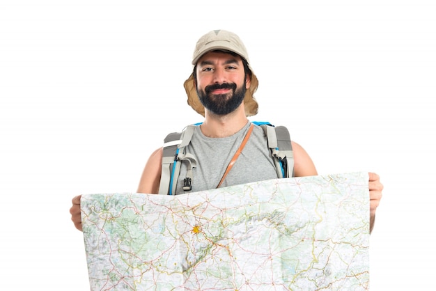 Backpacker con mappa su sfondo bianco