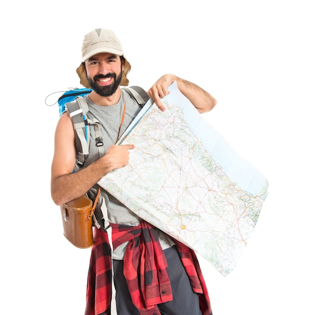 Backpacker con mappa su sfondo bianco