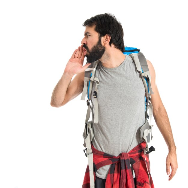 Backpacker gridando su sfondo bianco isolato