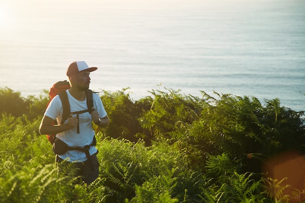 Backpaker che fa un'escursione sulle colline vicino al mare