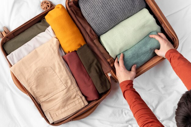Bagagli aperti con vestiti piegati