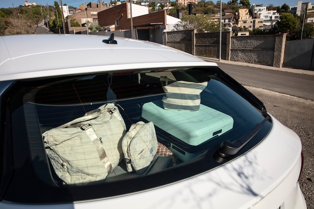 Bagagli visti dal finestrino posteriore dell'auto