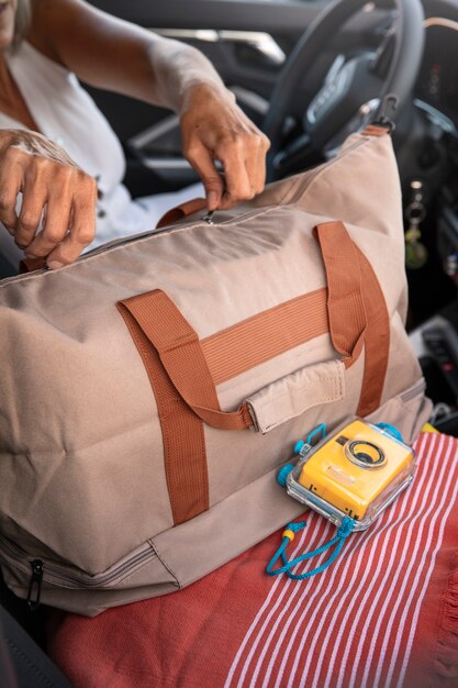 Bagagli visti dal finestrino posteriore dell'auto