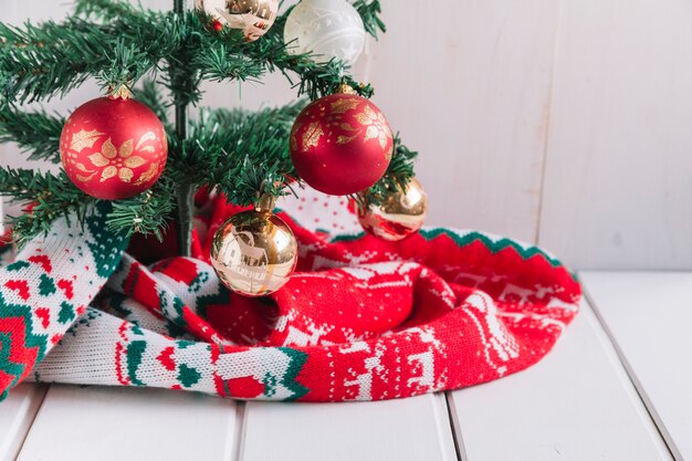 Bagattelle lucenti sull&#39;albero di Natale