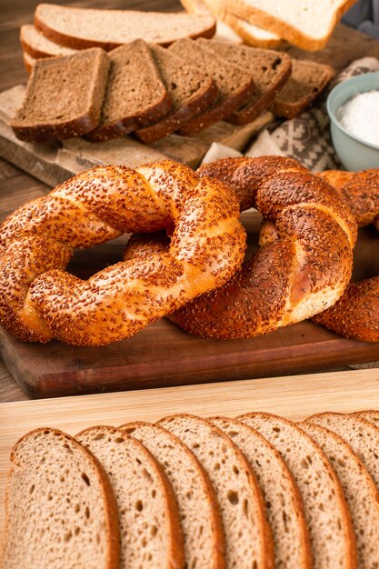 Bagel e fette di pane scuro sul bordo della cucina