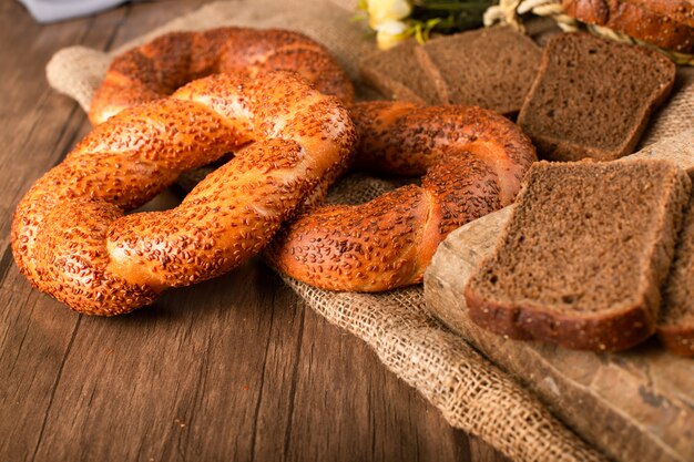 Bagel e fette di pane scuro sulla tovaglia