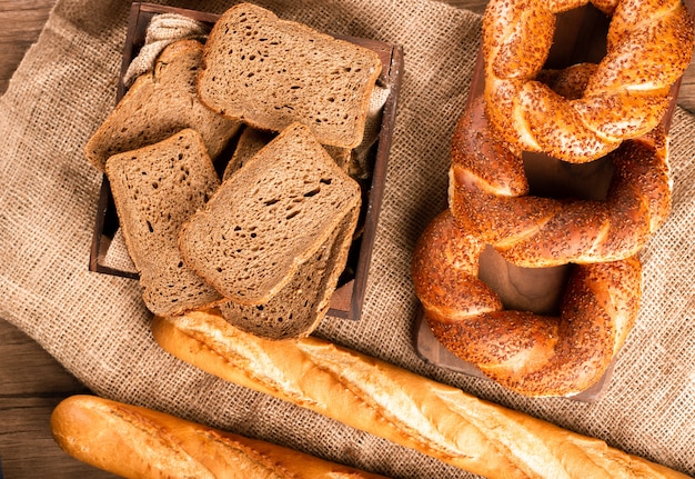 Bagel turchi con baguette francesi e fette di pane in scatola