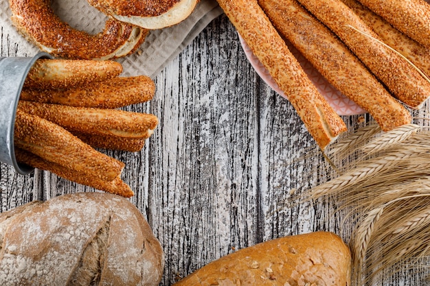 Bagel turco con pane, vista superiore dell'orzo su una superficie di legno