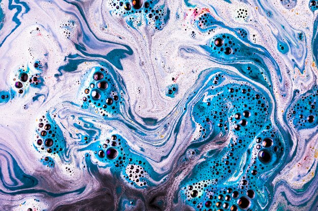 Bagno di bomba frizzante con bagno rosa e blu